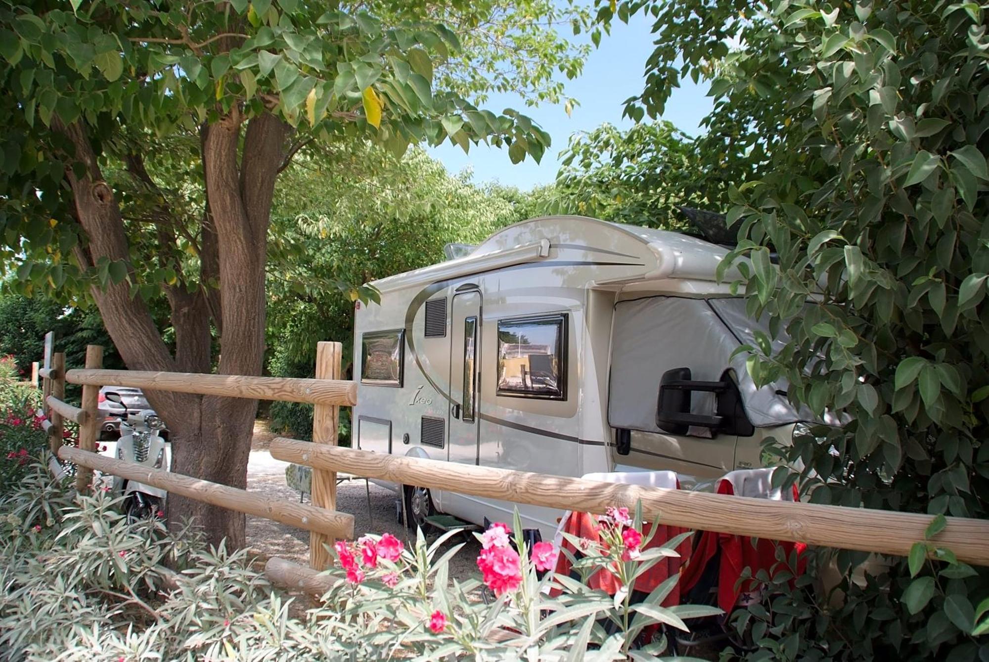 فندق Camping L' Arlesienne المظهر الخارجي الصورة